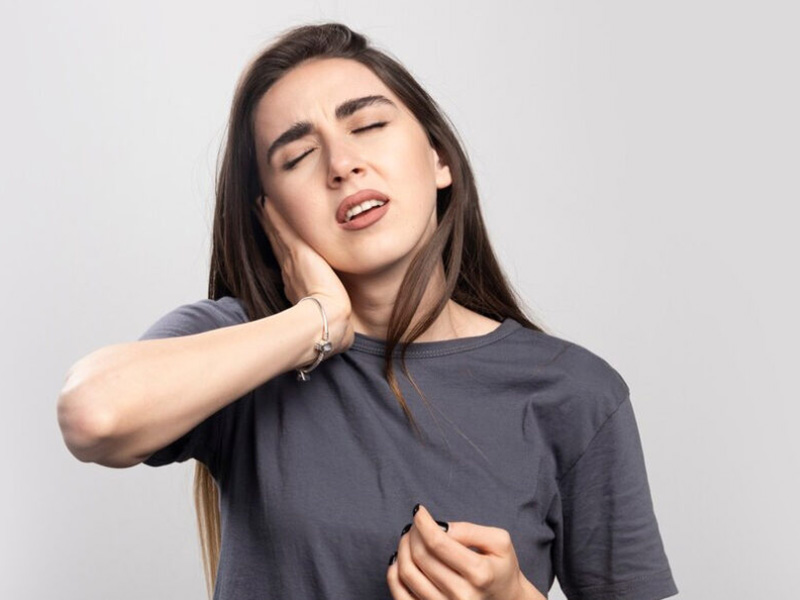 A Women having a tooth ache